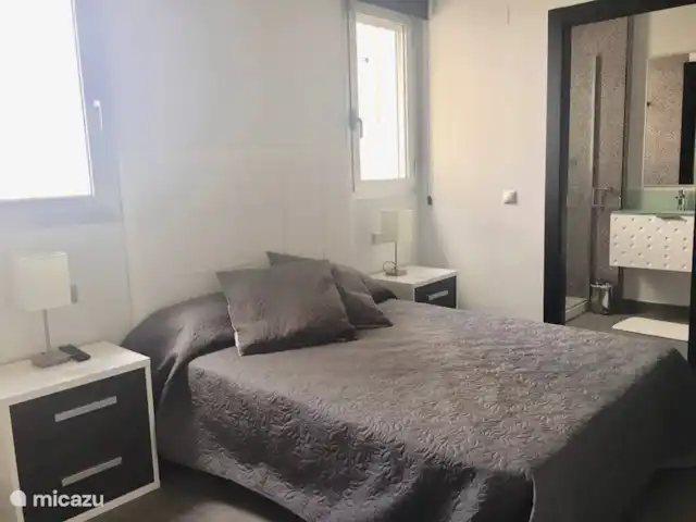 Playa de naturaleza acuática en España, Costa Blanca, La Mata - apartamento Dormitorio principal con baño en suite.