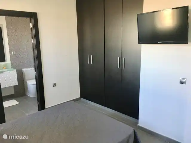 Playa de naturaleza acuática en España, Costa Blanca, La Mata - apartamento Dormitorio principal con armarios empotrados y TV.