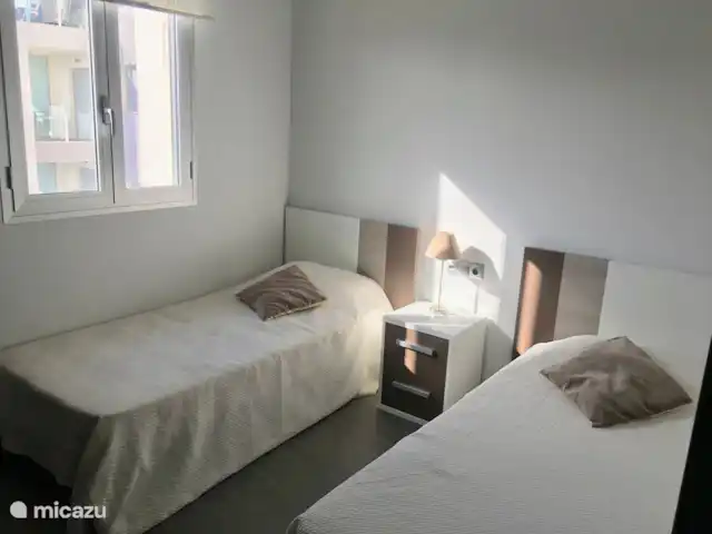 Playa de naturaleza acuática en España, Costa Blanca, La Mata - apartamento Dormitorio 2 con armarios empotrados.