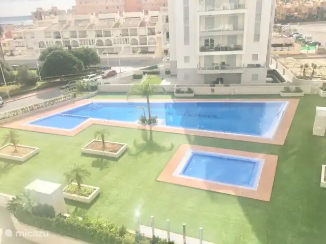 Playa de naturaleza acuática en España, Costa Blanca, La Mata - apartamento Vista de la piscina y solarium.