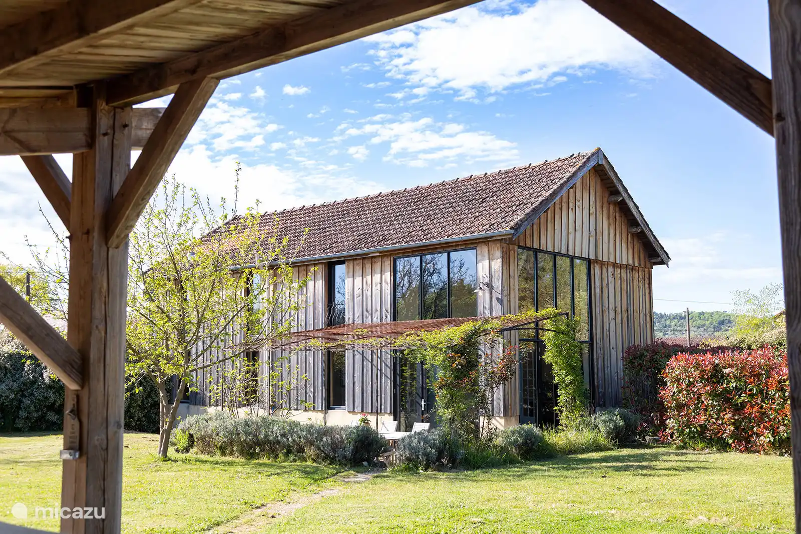 Uitzicht vanuit het tuinhuis