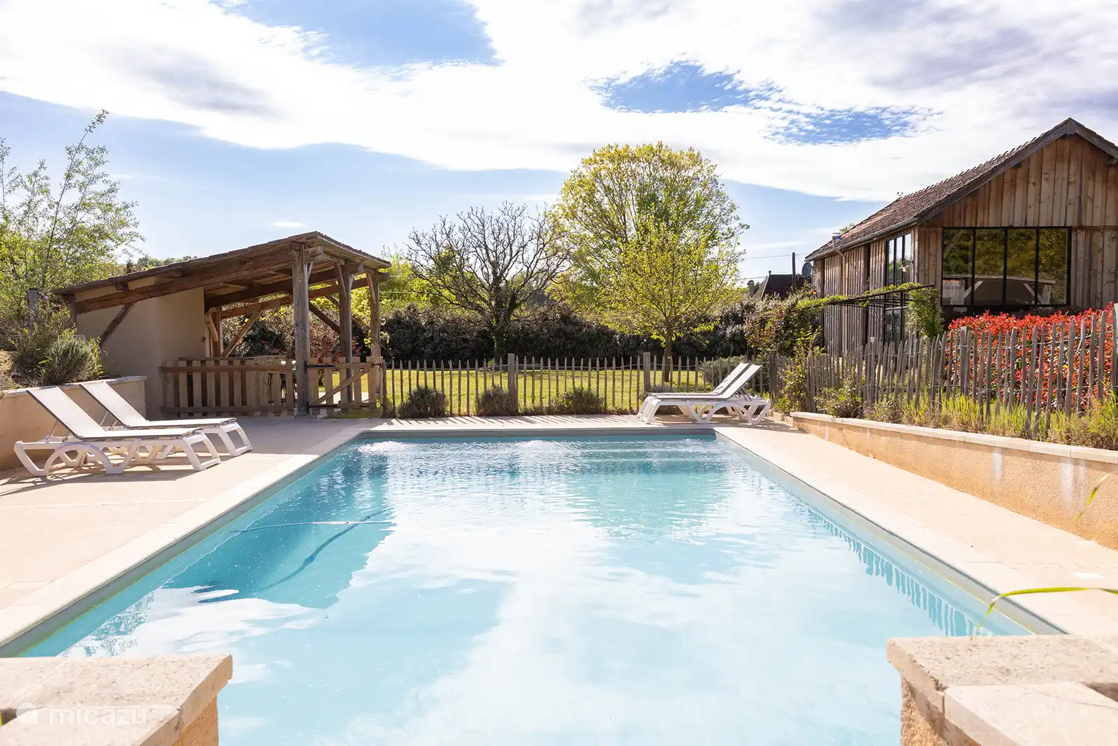 Zomer begint bij het zwembad!