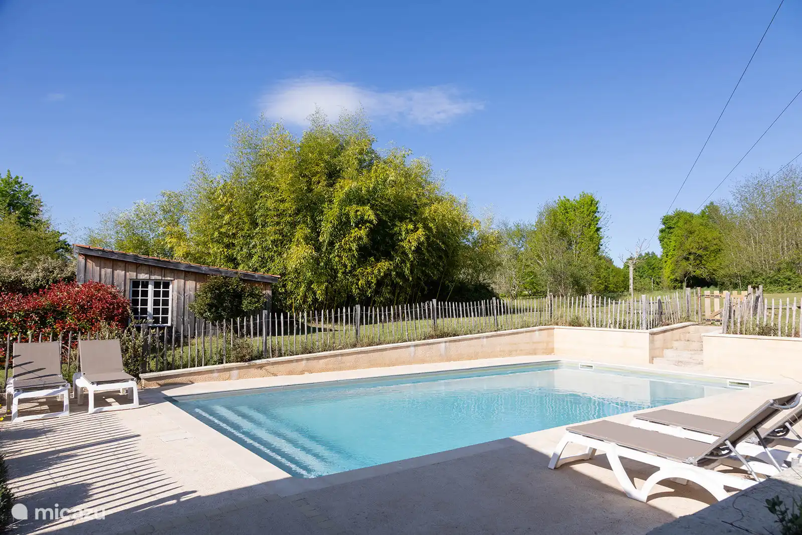 Loungen bij het zwembad