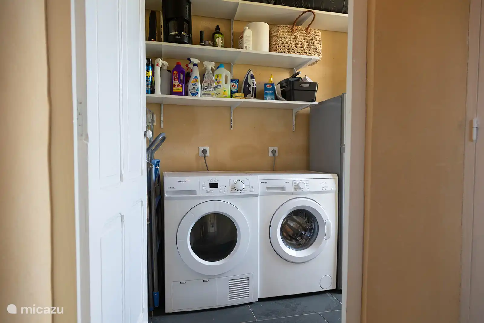 Bijkeuken met wasmachine, droger en koelkast