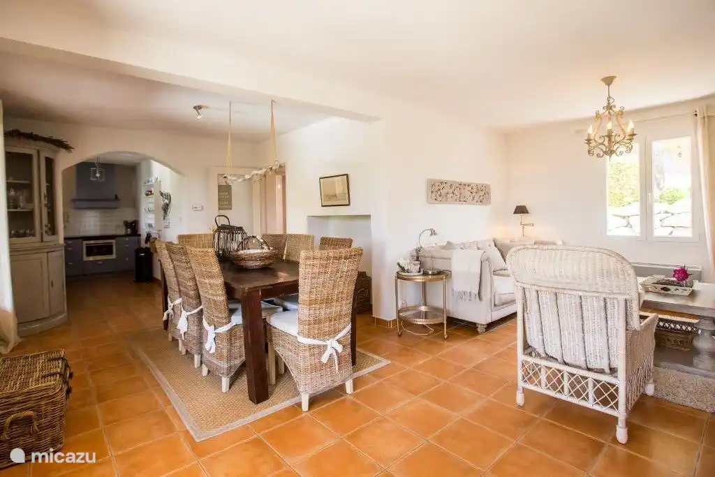 overzicht woonkamer met achterin de keuken