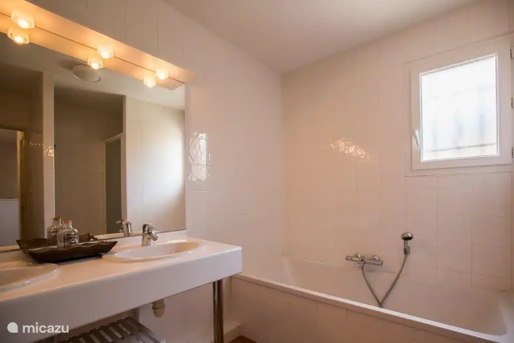 (2e) badkamer met bad en ernaast een douche