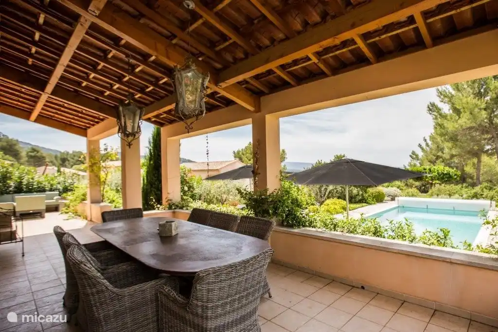 fijn royaal terras met lounge- een eetset