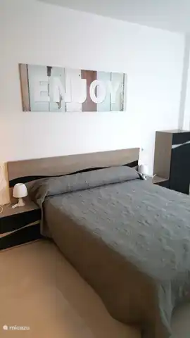 Dormitorio con cama doble.