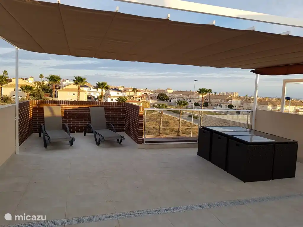 Heerlijk van de warmte onder de XXL pergola genieten 