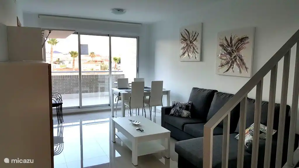 Wohnzimmer der Wohnung mit Balkon.