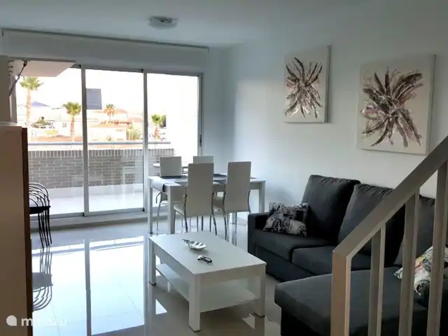 Penthouse de luxe, Varudi 4.23 | Espagne, Costa Blanca, Torrevieja - penthouse Séjour de l'appartement avec balcon.