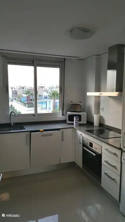 Onze moderne keuken met alle benodigde inbouwapparatuur 