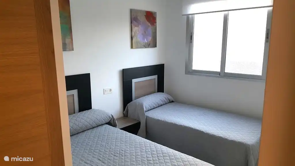 Schlafzimmer mit zwei Einzelbetten.
