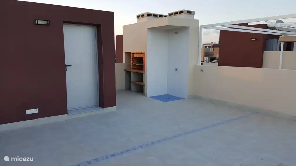 Dachterrasse (Solarium) mit Dusche und Grill.