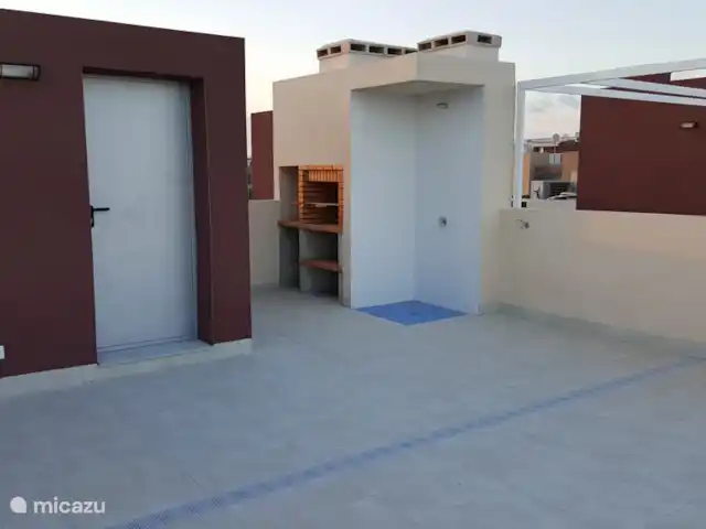 Penthouse de luxe, Varudi 4.23 | Espagne, Costa Blanca, Torrevieja - penthouse Terrasse sur le toit (solarium) avec douche et barbecue.