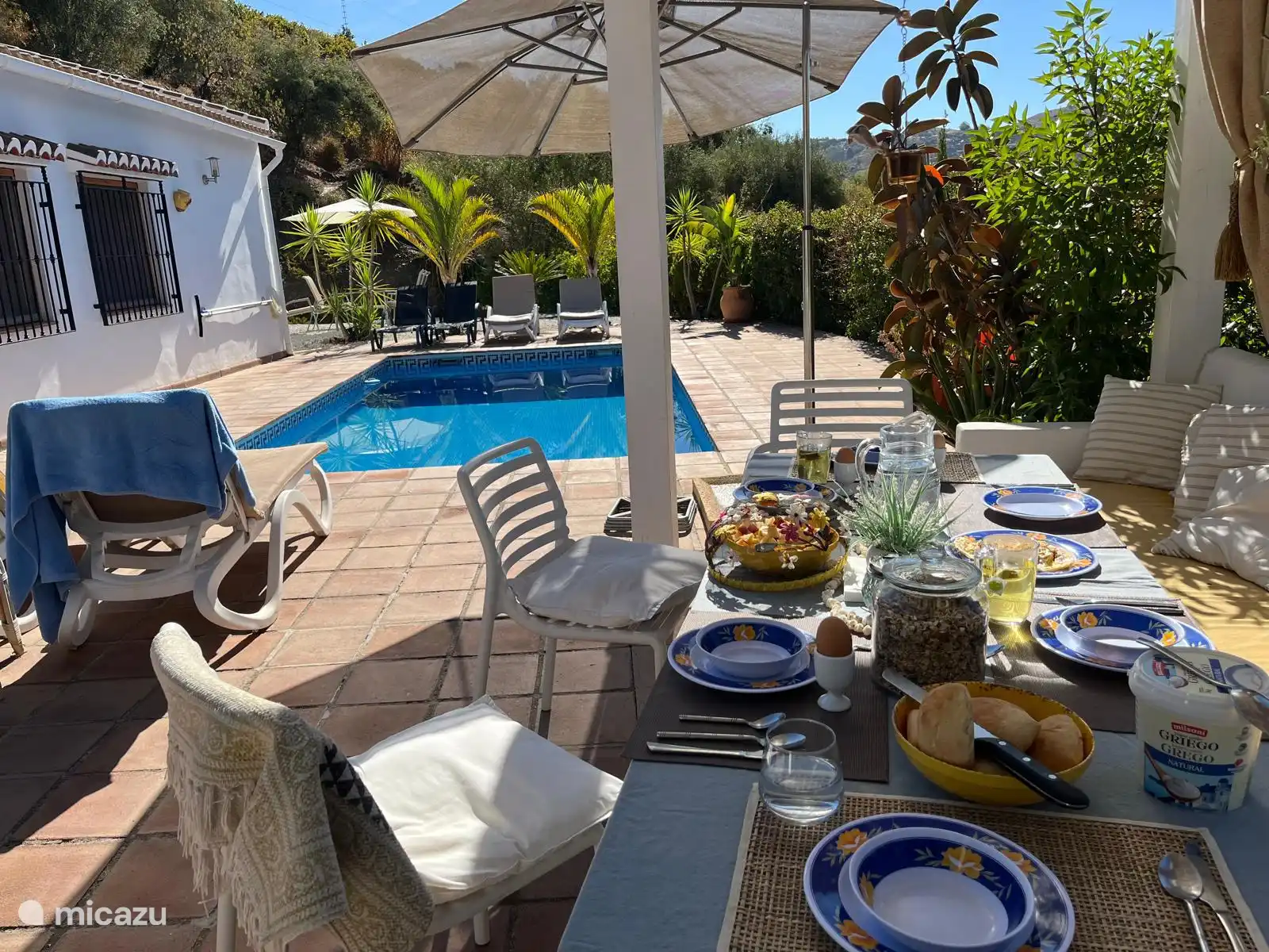 Petit-déjeuner au bord de la piscine