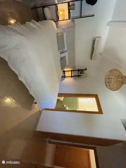 Chambre principale (photo avec couloir) 1,80 x 2,00 m ensuite avec douche et WC. La chambre dispose de 2 fenêtres avec moustiquaires et volets. Climatisation qui chauffe ou refroidit