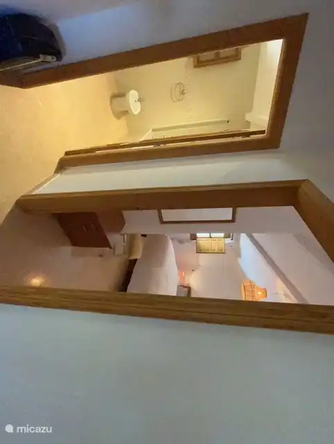 Chambre 2 lits 90 x 2,00 mètres pouvant être rapprochés, avec salle de bain, bain/douche, WC, bidet et lavabo dans le couloir. De plus, 1 fenêtre avec moustiquaires et volets et climatisation qui chauffe ou refroidit.