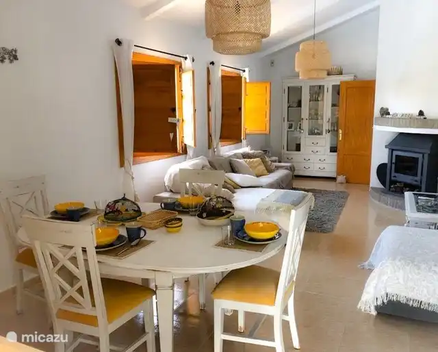 Intérieur, canapé, cheminée, wifi, TV et climatisation qui chauffe ou refroidit. Entièrement équipé. Il y a un lit pliant.