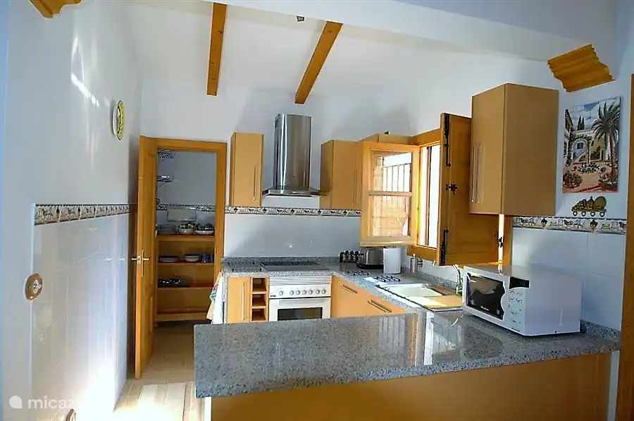 Cuisine ouverte, propre et équipée de nombreuses commodités et garde-manger avec réfrigérateur et stock. Pas de lave-vaisselle.