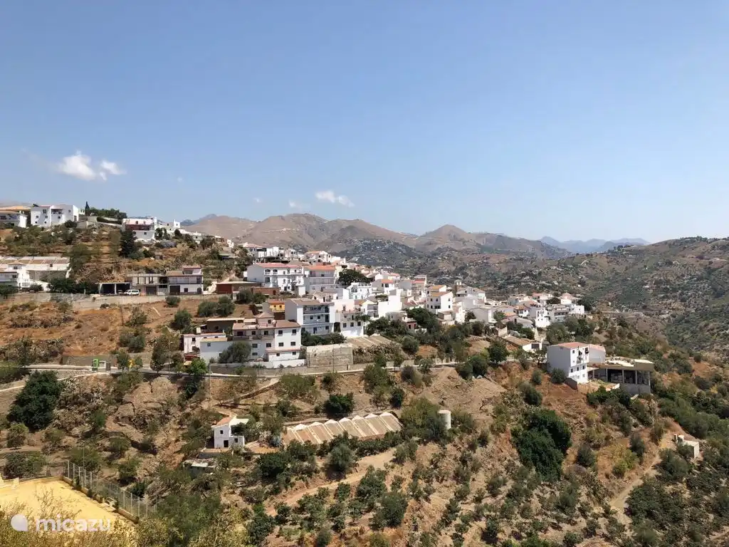 Corumbela avec église et épicerie (avec service à domicile0 et bar pour une boisson fraîche avec vue sur la mer, 10 min à pied en montée, 3 min en voiture