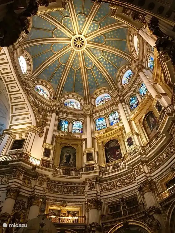 La photo de Grenade. Pendant la plupart des saisons, les grandes villes sont accessibles en train (rapide) depuis Malaga. Comme Grenade 1h10. Séville 2h30. Madrid avec train rapide 3 heures. Cordoue 1 h, mais cherchez aussi les bus. www.thetrainline.com ou www.busbud.nl