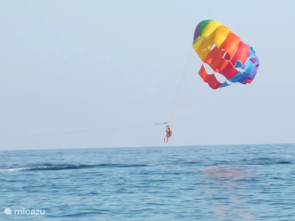Aventure! Plage de Burriana à 25 km de la maison avec des activités nautiques abordables telles que parachute ascensionnel, souper, canoë. Ou Tyrolienne près de Comares, d'une longueur de 436 mètres et d'une hauteur de plus de 110 mètres, voir Ferrata Cueva de la Ventana.