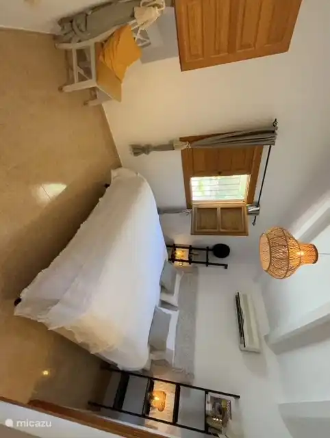 Chambre principale 1,80 x 2,00 m ensuite avec douche, WC et lavabo. La chambre dispose de 2 fenêtres avec moustiquaires et volets et offre une vue sur le jardin. Et la climatisation qui chauffe ou refroidit.