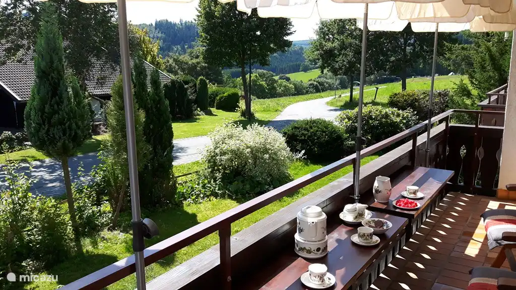 Balcón con sol todo el día y fantásticas vistas.