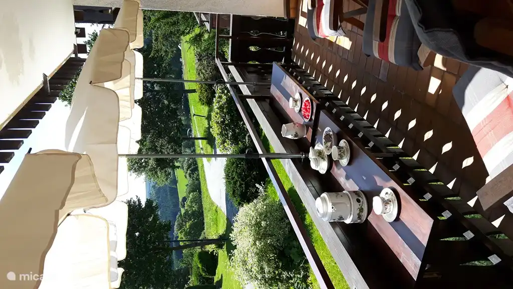 Balcón con 6 lujosas sillas de jardín ajustables.