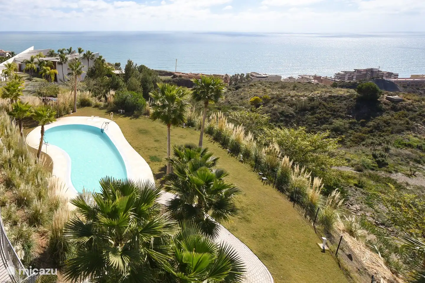 zicht op zwembad vanaf terras