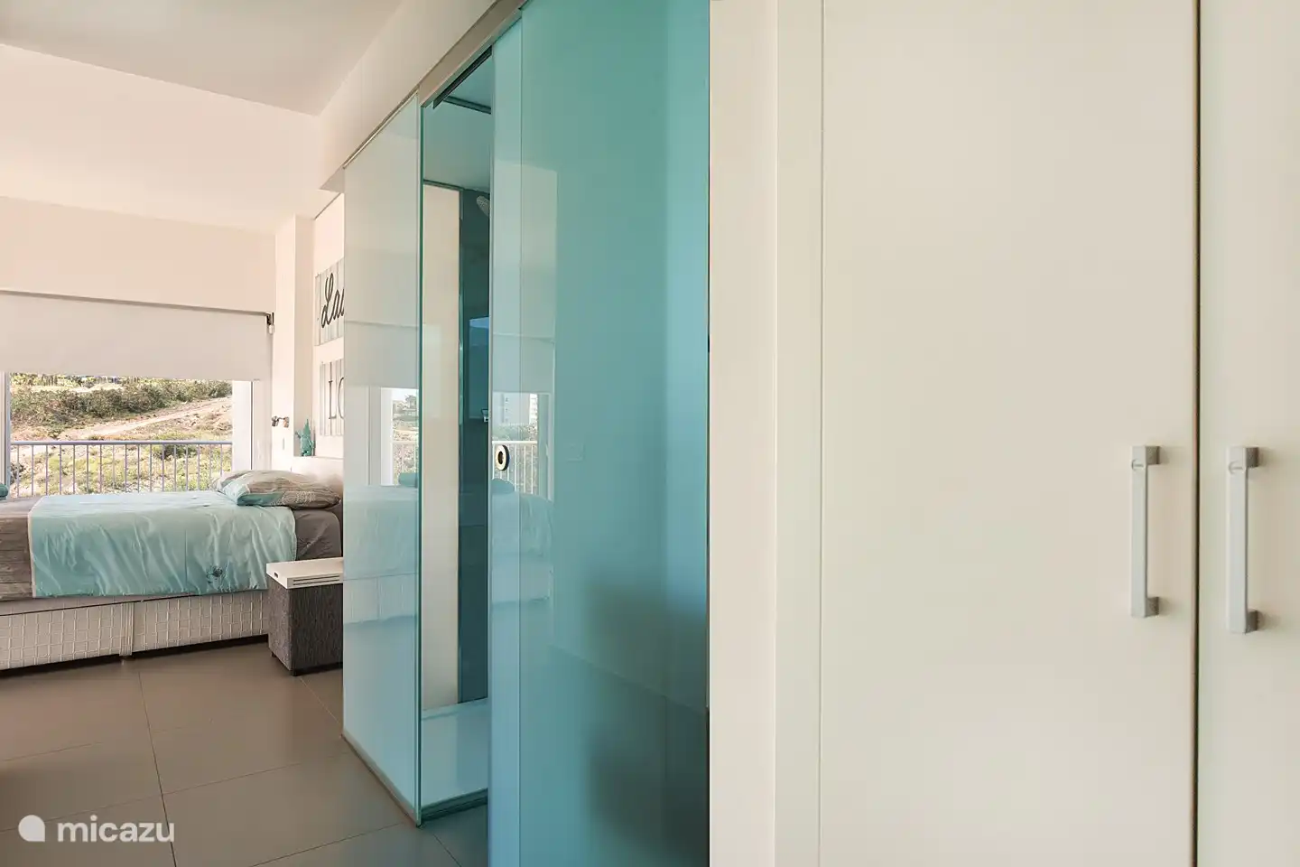 aanzicht badkamer 1 en slaapkamer 1