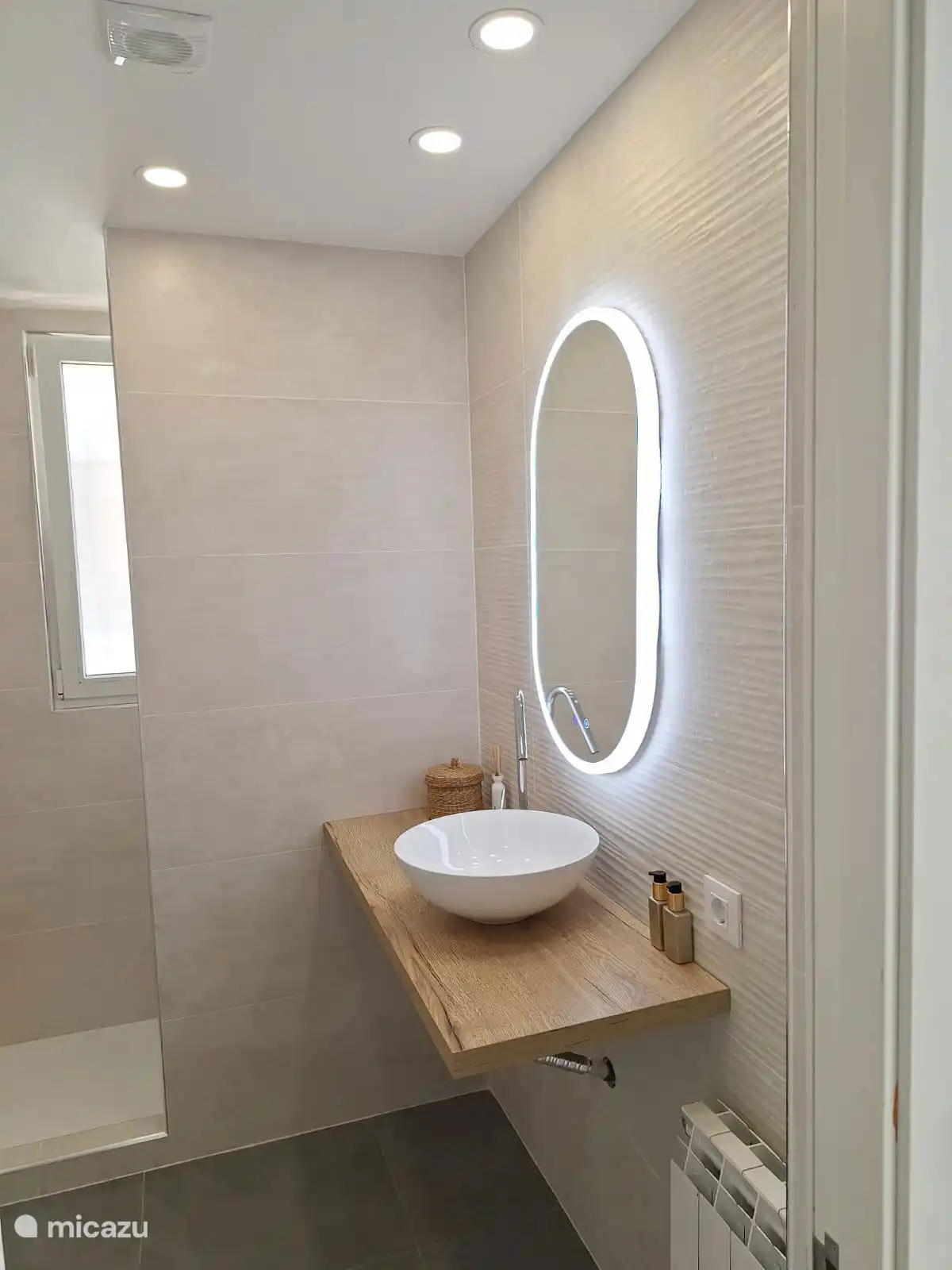 Badezimmer im Erdgeschoss mit ebenerdiger Dusche und WC