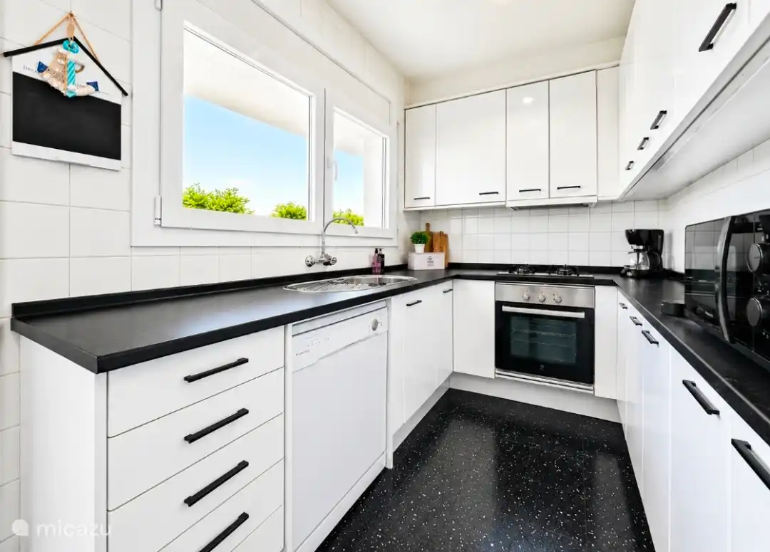 Complete keuken met afwasmachine,magnetron,waterkoker,Nespresso en filterkoffie