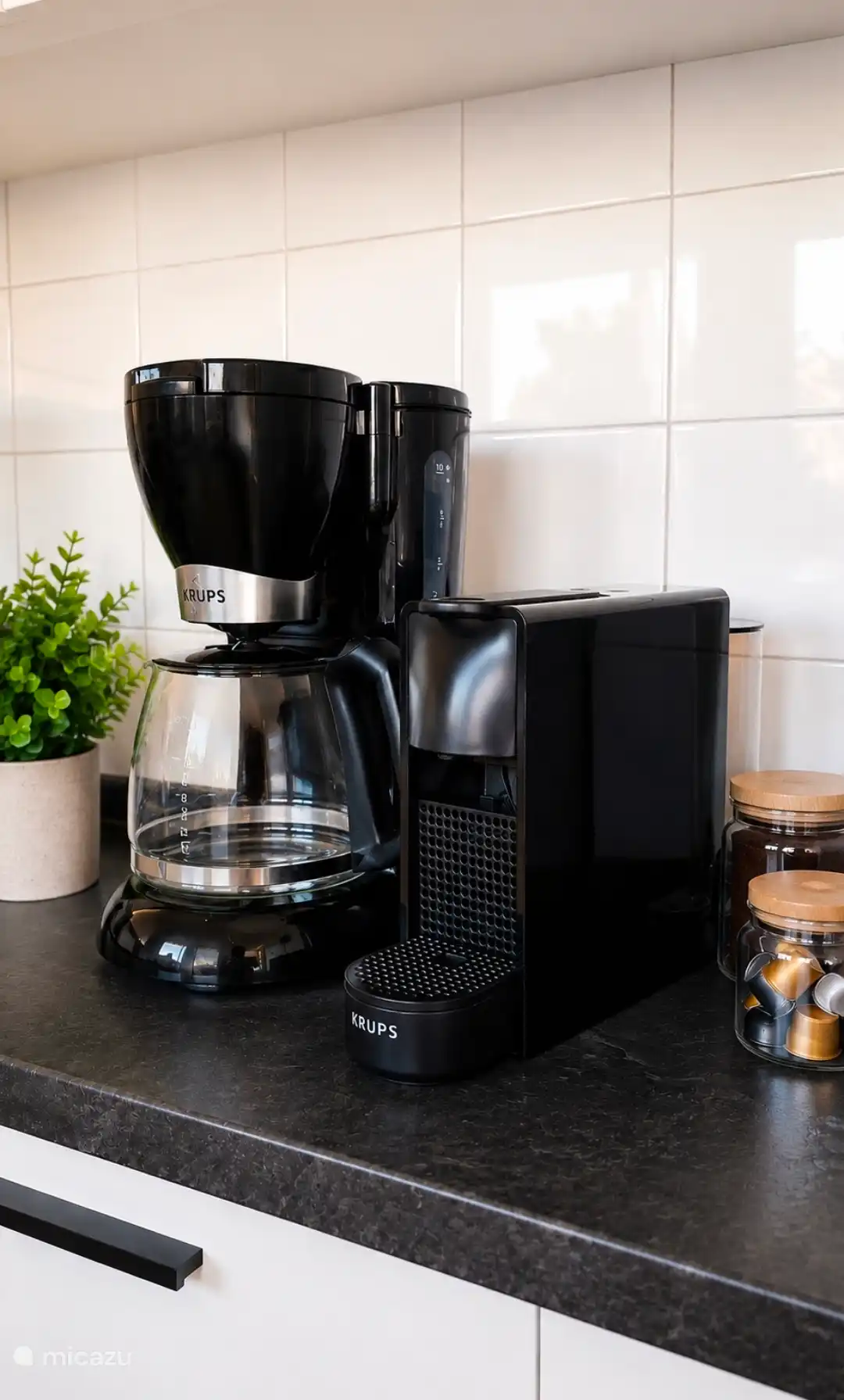 Geniet van twee manieren koffie te zetten: filterkoffie of Nespresso.