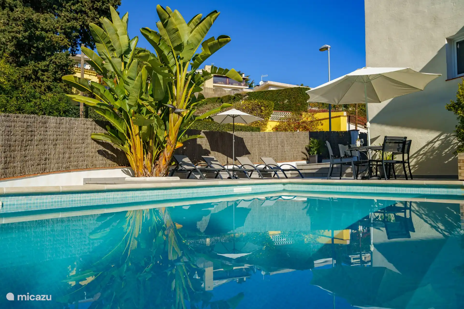 Sonnen Sie sich am Pool auf einer der 6 Sonnenliegen