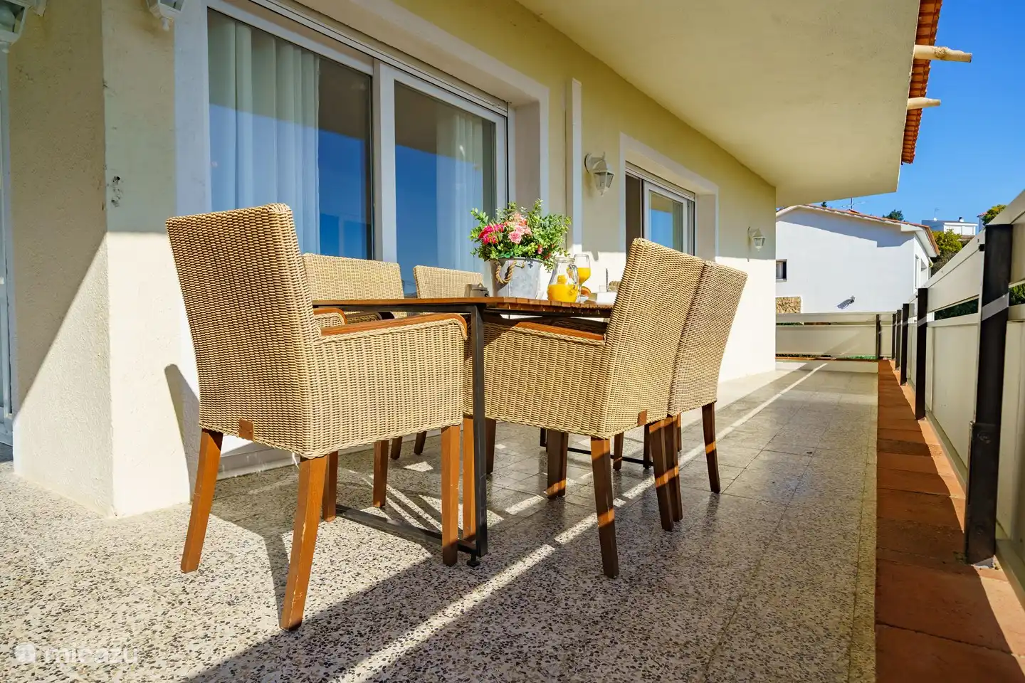 Geräumiger Balkon mit 6 Esszimmerstühlen