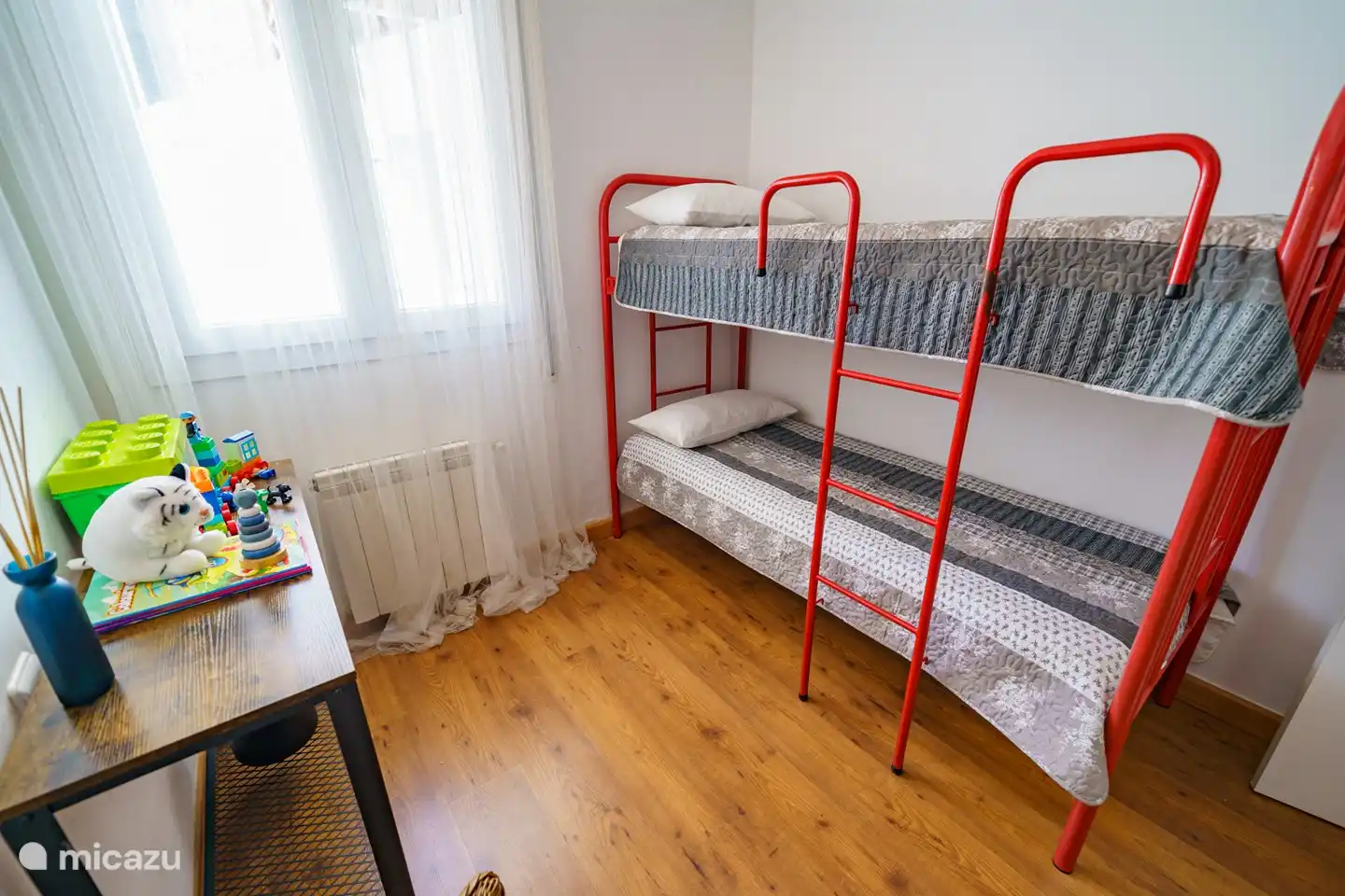Zweites Schlafzimmer im Erdgeschoss mit Einbauschrank