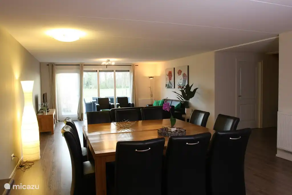 Esstisch und Sitzecke