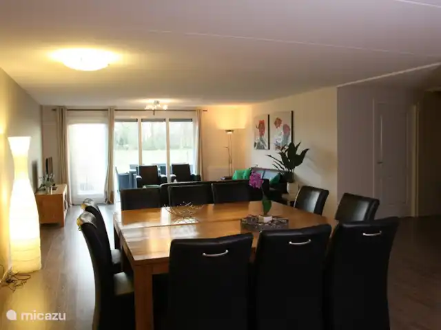 't Katreel granja apartamento en Países Bajos, Overijssel, Haaksbergen - casa vacacional Mesa de comedor más sala de estar