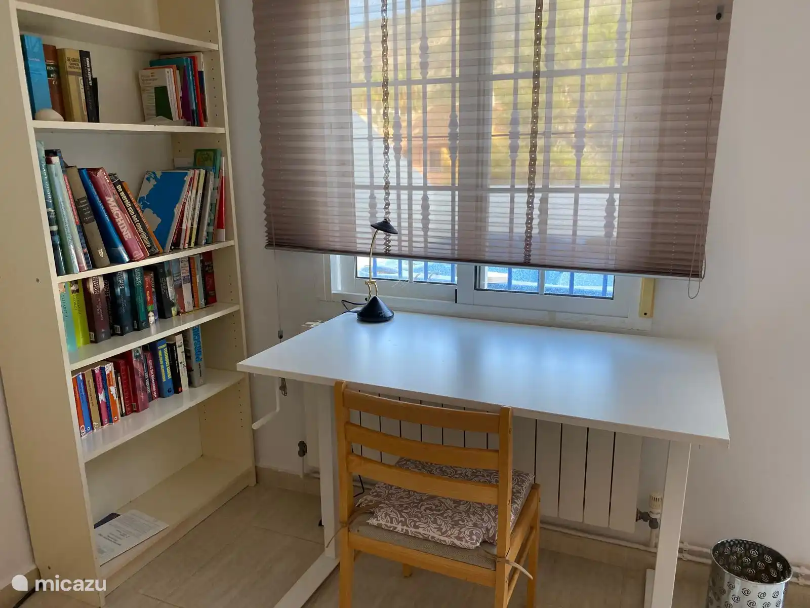 Dachgeschoss mit 1 Personenbett 90 x 2,00, Arbeitsplatz, Bibliothek und Dachterrasse nach Süden