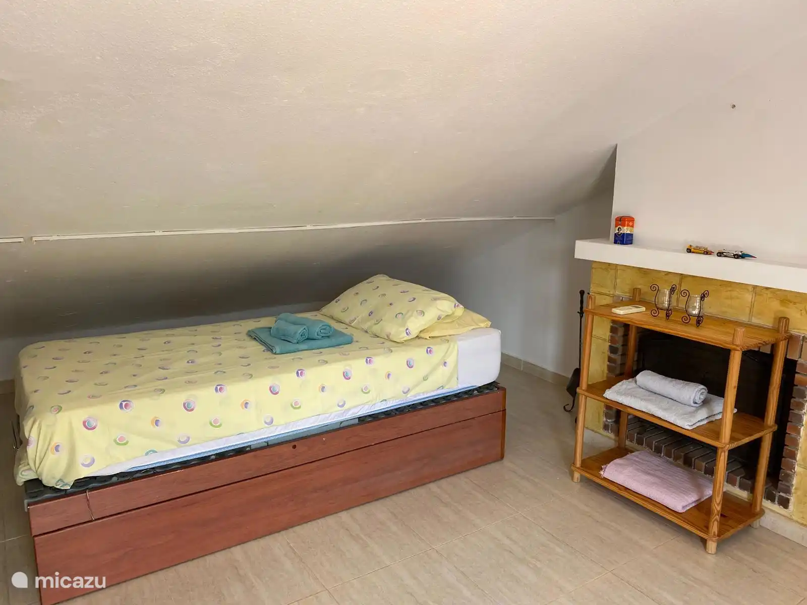 Dachgeschoss mit 1 Personenbett 90 x 2,00, Arbeitsplatz, Bibliothek und Dachterrasse nach Süden