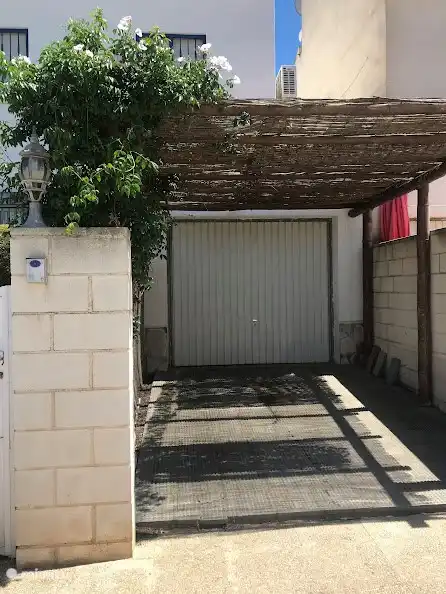 Privater Parkplatz unter der Pergola