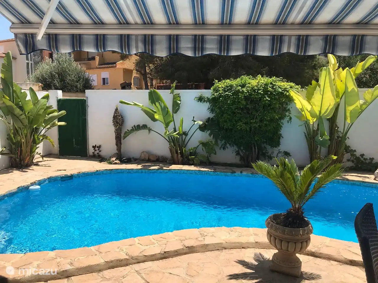 Südterrasse mit privatem Pool