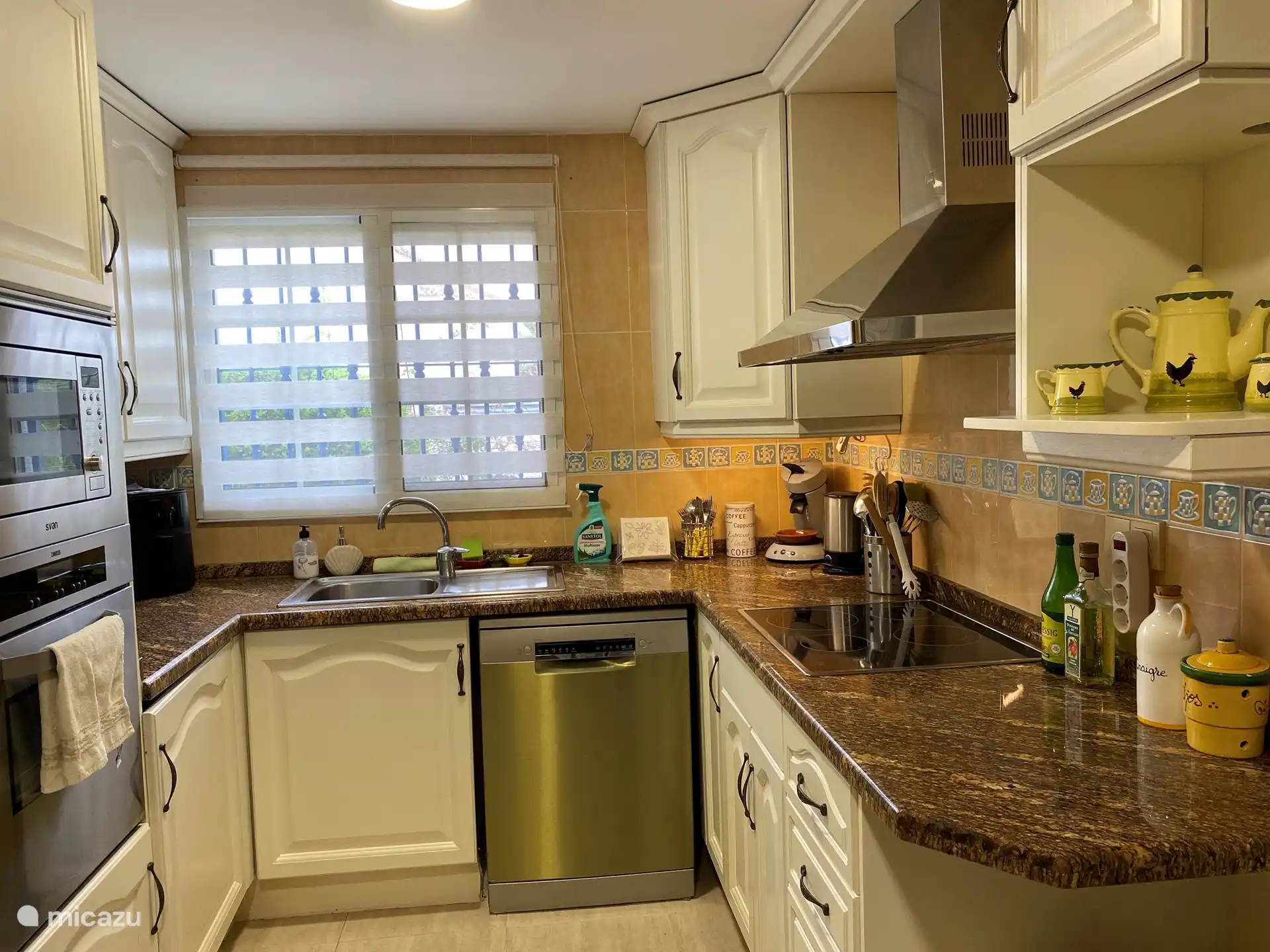 Sehr komplett ausgestattete Küche mit Heißluftfritteuse, Senseo, Zitruspresse, Wasserkocher, Eierkocher, Grillplatte, großem Kühl-/Gefrierschrank, Backofen, Mikrowelle, Geschirrspüler. 