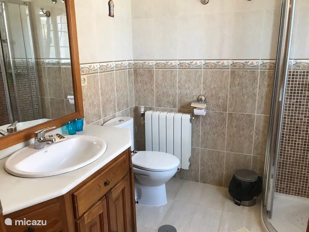 Badezimmer en suite mit Regendusche im Hauptschlafzimmer