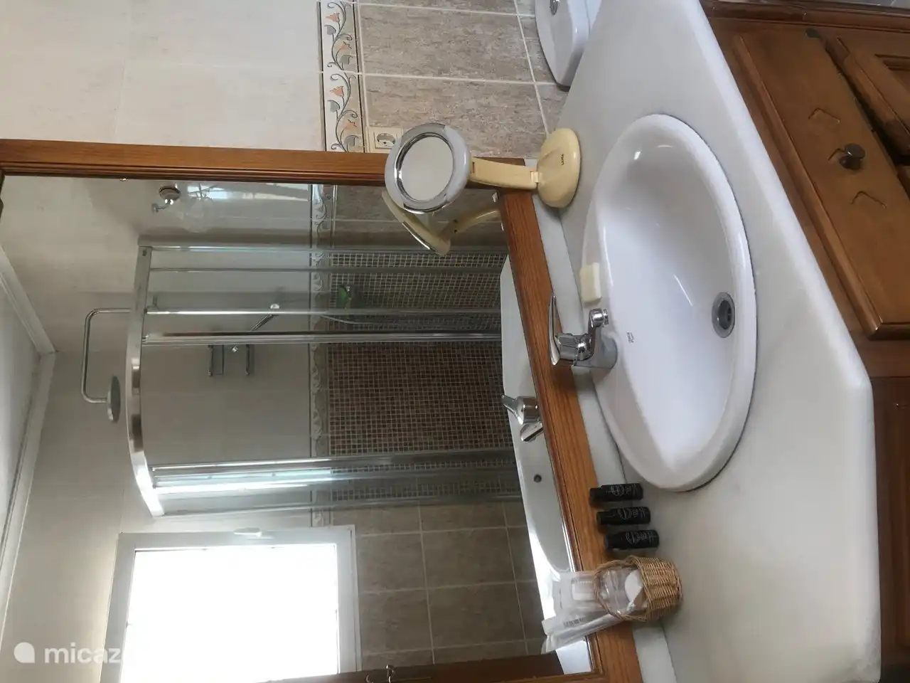 Badezimmer en suite mit Regendusche im Schlafzimmer 1