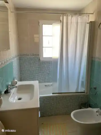 Badezimmer 2 mit Badewanne.