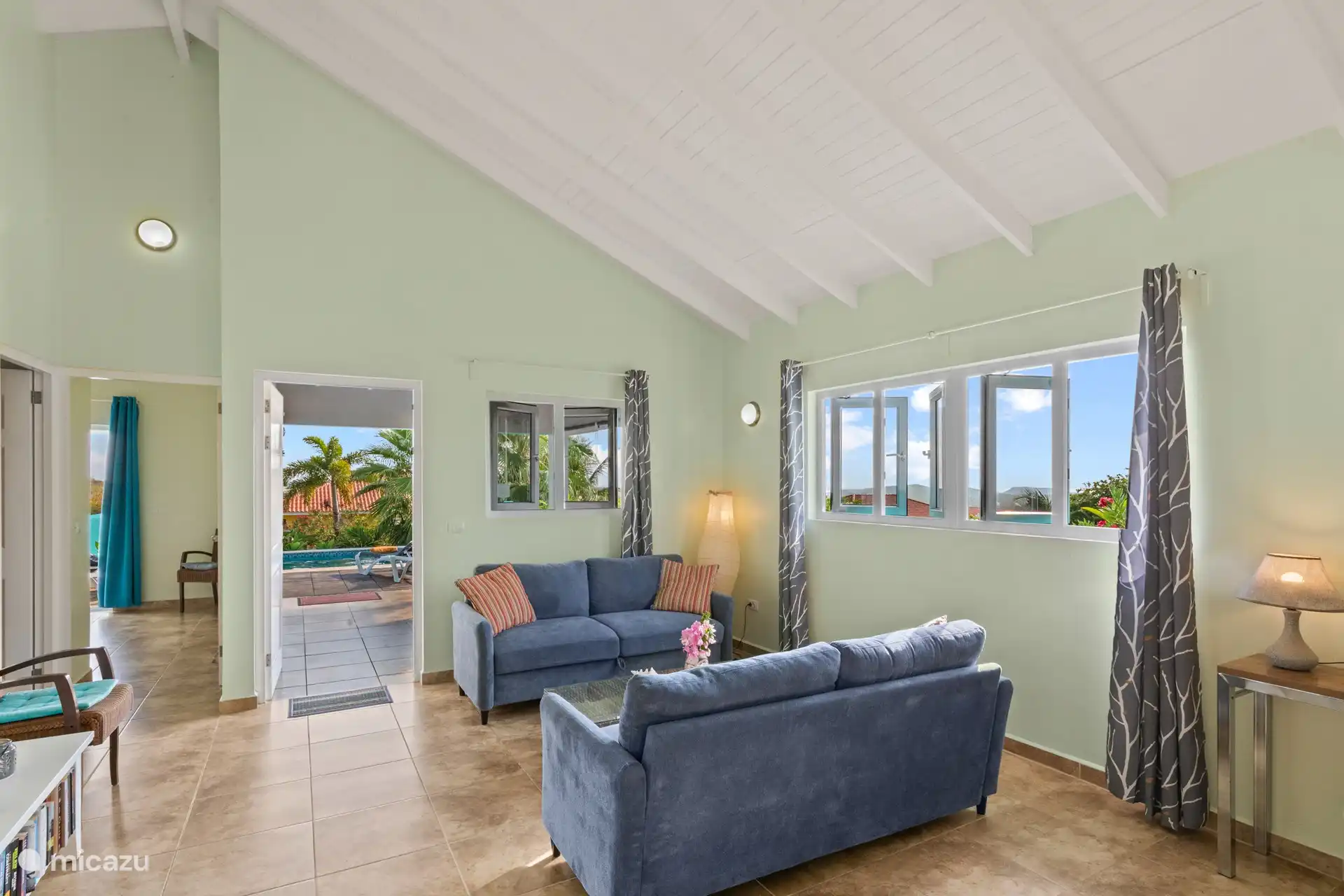 Zwei bequeme Sofas laden zum Verweilen ein.