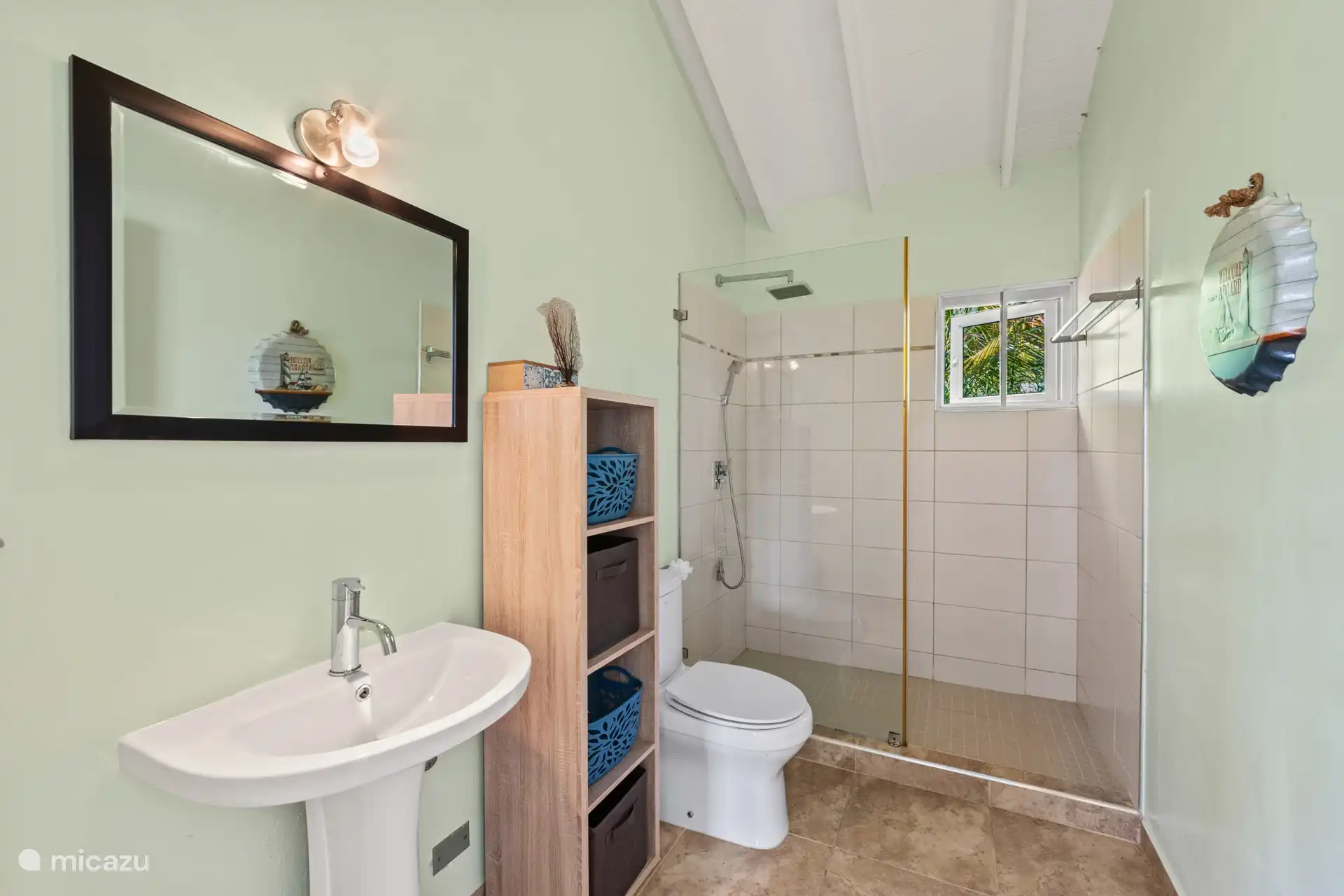 Badezimmer an der Vorderseite.